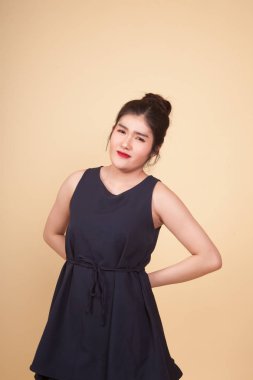 Genç Asyalı kadının arka planında sırt ağrısı var.