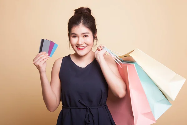 Ung Asiatisk Kvinna Med Shoppingväska Och Tomt Kort Beige Bakgrund — Stockfoto