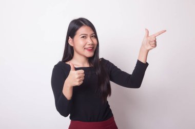 Genç Asyalı kadın noktası ve başparmak yukarıya üstünde beyaz arka plan