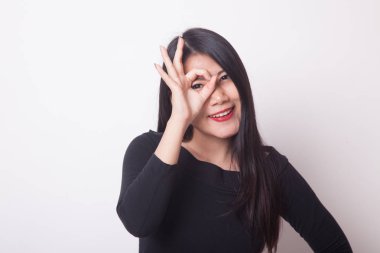 Beyaz arka plan üzerinde gözü güzel genç Asyalı kadın göster Tamam devretmeni