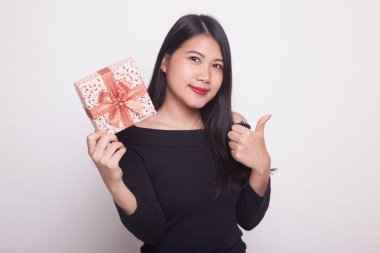 Beyaz zemin üzerinde bir hediye kutusu ile genç Asyalı kadın Yaşasın
