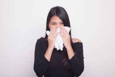 Genç Asyalı kadın hasta ve grip beyaz arka plan üzerinde var