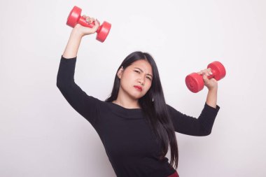 Beyaz arka plan üzerinde dumbbells ile yorgun Asyalı kadın