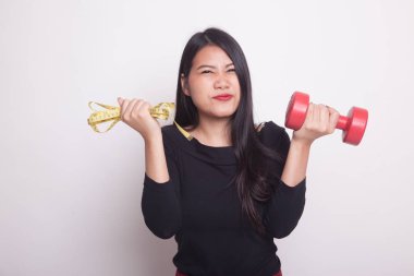 Dambıl ve beyaz arka plan üzerinde ölçüm bandı ile yorgun Asyalı kadın