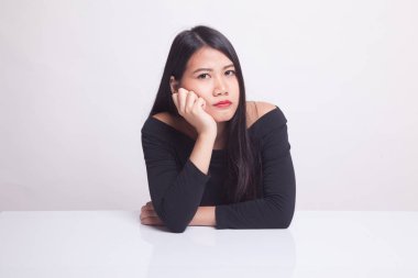 Asian kız beyaz arka plan üzerinde sıkıcı olmaya başladı