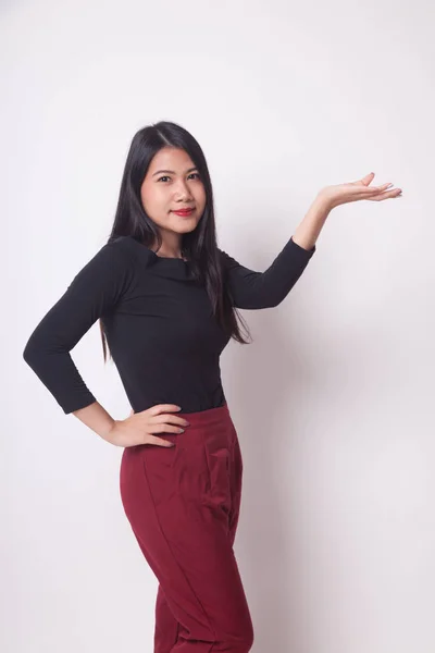 Jeune Femme Asiatique Présente Avec Main Sur Fond Blanc — Photo