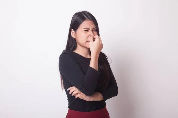 Joven Asiática Sosteniendo Nariz Debido Mal Olor Sobre Fondo Blanco —  Fotos de Stock