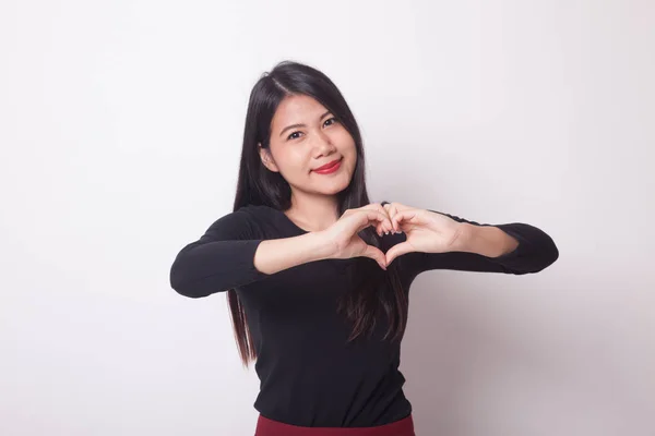 Wanita Muda Asia Menunjukkan Tanda Tangan Hati Pada Latar Belakang — Stok Foto
