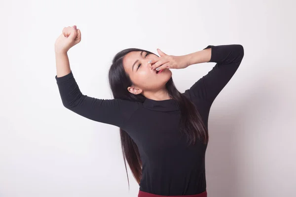 Sleepy Joven Mujer Asiática Bostezo Sobre Fondo Blanco —  Fotos de Stock