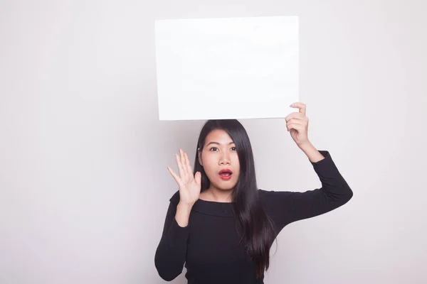 Joven Mujer Asiática Sorpresa Con Blanco Blanco Cartel Sobre Fondo —  Fotos de Stock