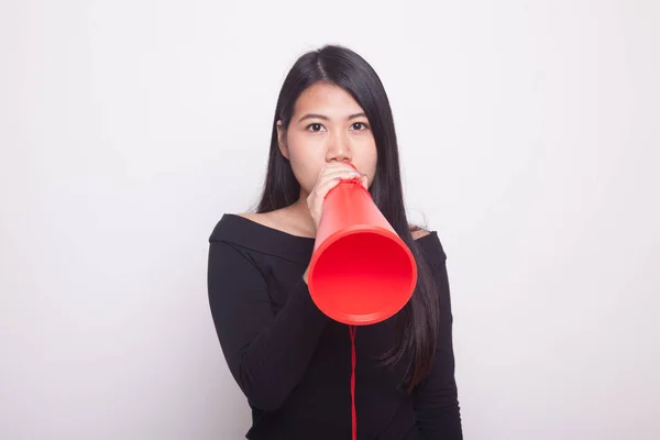Schöne Junge Asiatische Frau Verkünden Mit Megafon Auf Weißem Hintergrund — Stockfoto