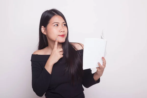 Giovane Donna Asiatica Con Libro Sta Pensando Sfondo Bianco — Foto Stock