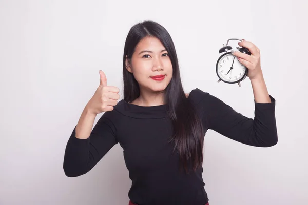 Jeune Asiatique Femme Montrer Pouces Vers Haut Avec Une Horloge — Photo