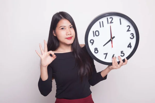 Jeune Asiatique Femme Montrer Avec Une Horloge Sur Fond Blanc — Photo