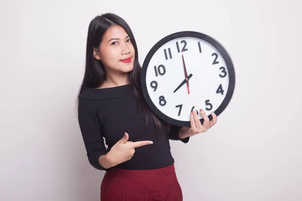 Ung Asiatisk Kvinna Med Klocka Vit Bakgrund — Stockfoto