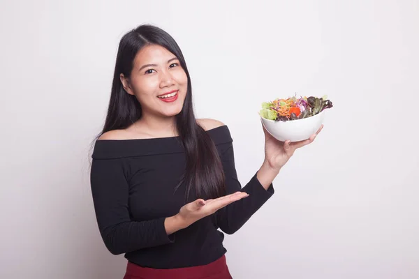 Friska Asiatisk Kvinna Med Sallad Vit Bakgrund — Stockfoto