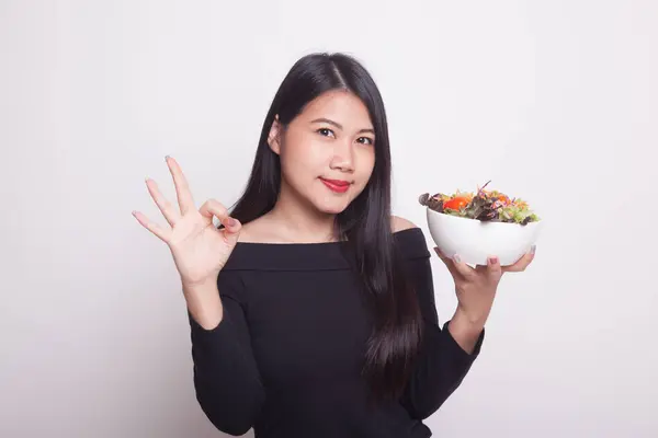 Femme Asiatique Saine Montrer Avec Salade Sur Fond Blanc — Photo