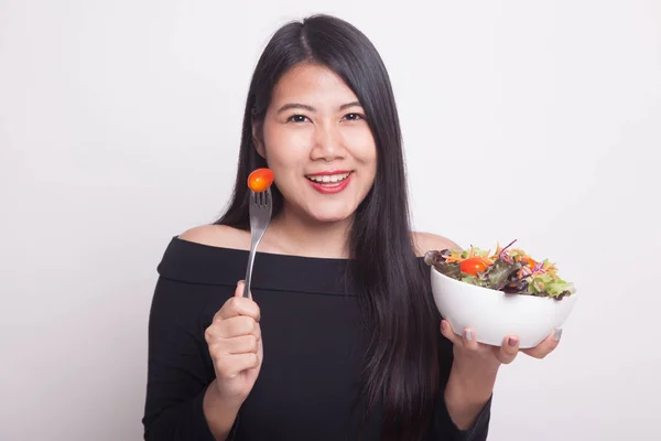 Friska Asiatisk Kvinna Med Sallad Vit Bakgrund — Stockfoto