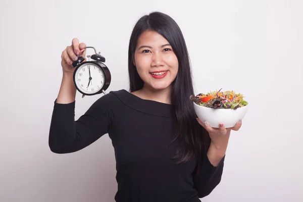 Joven Mujer Asiática Con Reloj Ensalada Sobre Fondo Blanco —  Fotos de Stock