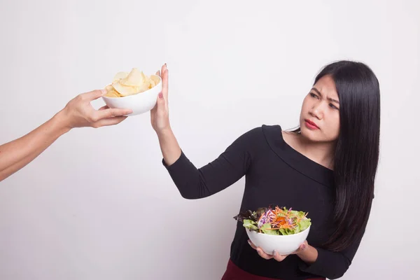 Jonge Aziatische Vrouw Met Salade Zeg Nee Tegen Potato Chips — Stockfoto