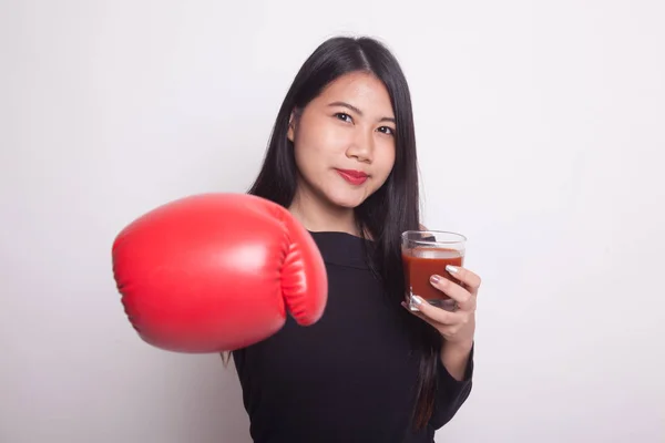 Joven Mujer Asiática Con Jugo Tomate Guante Boxeo Sobre Fondo —  Fotos de Stock