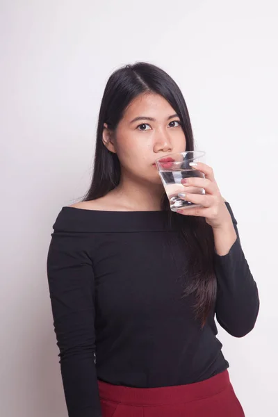 Giovane Donna Asiatica Con Bicchiere Acqua Potabile Sfondo Bianco — Foto Stock