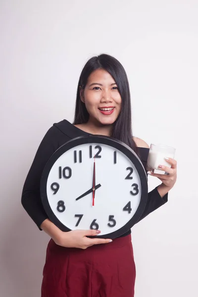 Mulher Asiática Saudável Beber Copo Leite Segurar Relógio Fundo Branco — Fotografia de Stock