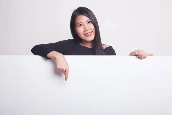 Joven Mujer Asiática Señalar Signo Blanco Sobre Fondo Blanco —  Fotos de Stock