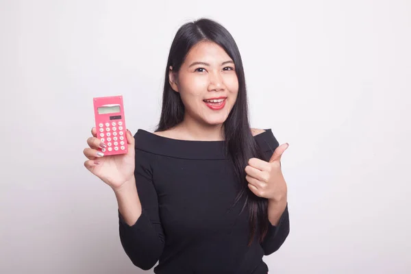 アジアの女性の白い背景の上の計算機と親指 — ストック写真
