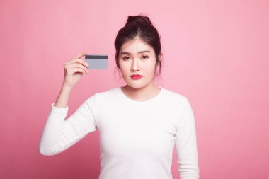 Pembe bir arka plan üzerinde boş bir kart ile genç Asyalı kadın