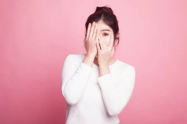 Beautiful Young Asian Woman Peeking Fingers Pink Background — Stock Photo, Image