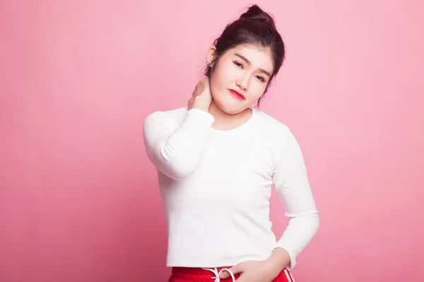 Jovem Mulher Asiática Tem Dor Pescoço Fundo Rosa — Fotografia de Stock