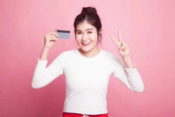 Jovem Mulher Asiática Mostrar Vitória Com Cartão Branco Fundo Rosa — Fotografia de Stock