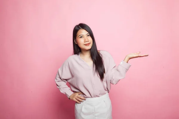 Красивая Молодая Азиатка Показывает Ладонь Розовом Фоне — стоковое фото
