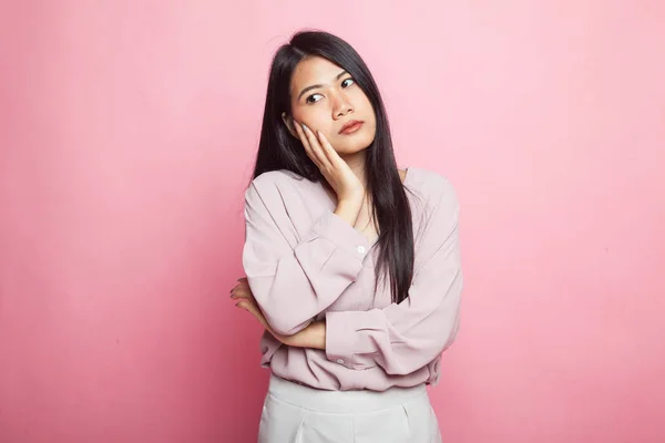 Hermosa Joven Asiática Mujer Llegar Aburrido Rosa Fondo — Foto de Stock