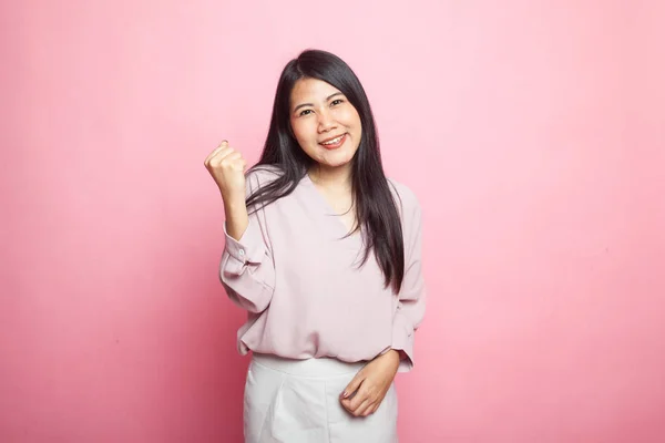 Успешная Молодая Азиатка Держит Кулак Розовом Фоне — стоковое фото