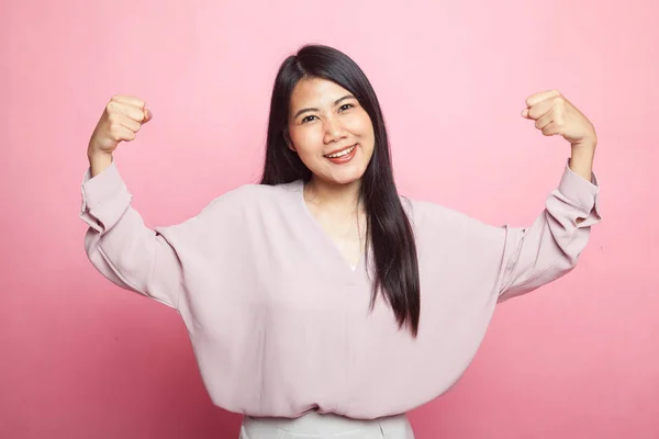 Vacker Ung Asiatisk Kvinna Flex Bicep Rosa Bakgrund — Stockfoto