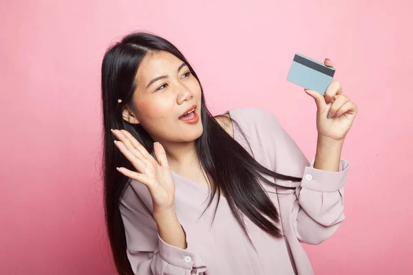 Jovem Mulher Asiática Feliz Com Cartão Branco Fundo Rosa — Fotografia de Stock