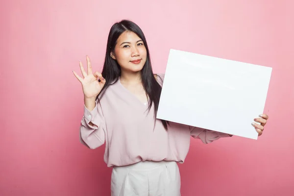 Νεαρή Ασιατική Γυναίκα Δείχνουν Λευκό Κενό Σημάδι Ροζ Φόντο — Φωτογραφία Αρχείου