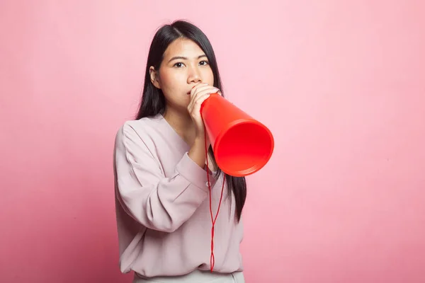Красивая Молодая Азиатка Объявляет Мегафоном Розовом Фоне — стоковое фото