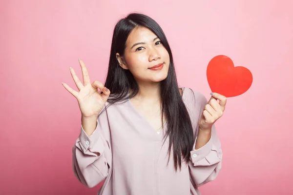 Asiática Mujer Show Con Rojo Corazón Rosa Fondo —  Fotos de Stock