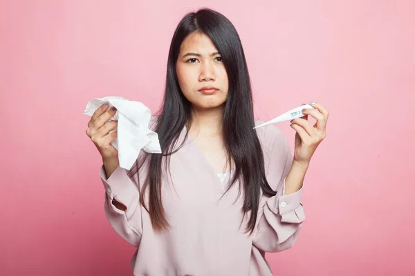 Ung Asiatisk Kvinna Blev Sjuk Och Influensa Rosa Bakgrund — Stockfoto