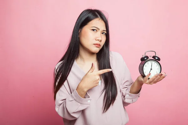 Enojado Joven Asiática Mujer Punto Reloj Rosa Fondo — Foto de Stock