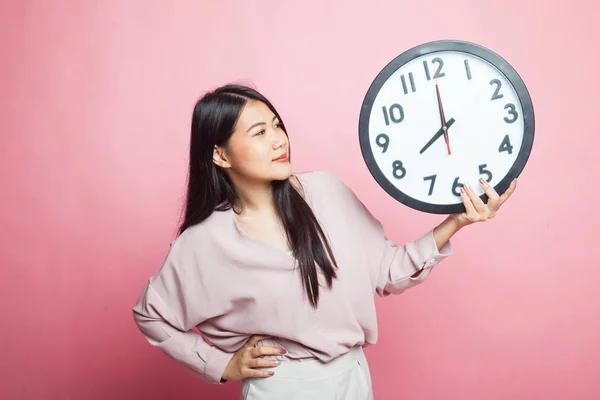 Young Asian Woman Clock Pink Background — Stock Photo, Image