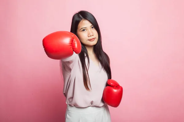 Joven Mujer Asiática Con Guantes Boxeo Rojos Sobre Fondo Rosa —  Fotos de Stock