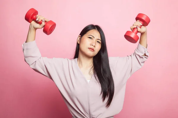 Utmattad Asiatisk Kvinna Med Hantlar Rosa Bakgrund — Stockfoto