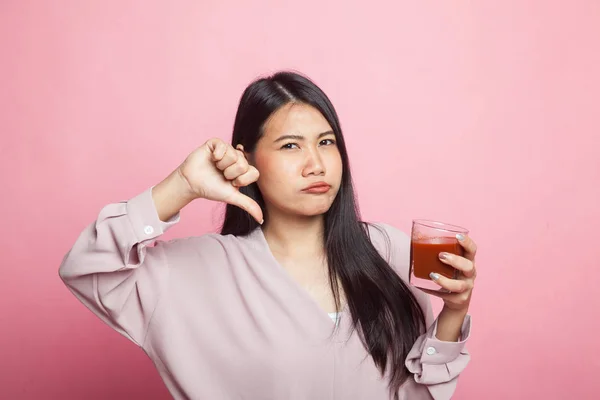 若いアジア女性の親指嫌いトマト ジュースのピンクの背景 — ストック写真