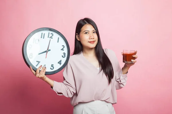 Joven Mujer Asiática Con Jugo Tomate Reloj Sobre Fondo Rosa — Foto de Stock