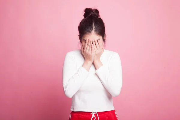 Traurige Junge Asiatin Weint Mit Handfläche Vor Rosa Hintergrund — Stockfoto