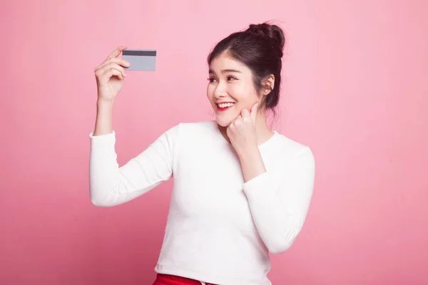 Jovem Mulher Asiática Feliz Com Cartão Branco Fundo Rosa — Fotografia de Stock